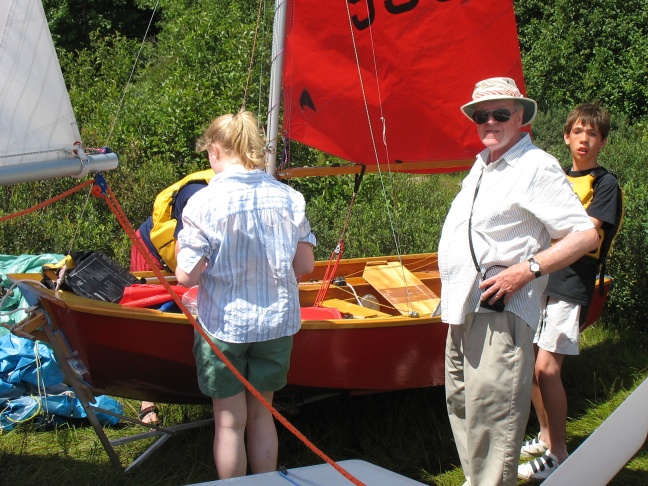 Photo: Stephen and Katrina Rig the Boat while their Visitors Watch