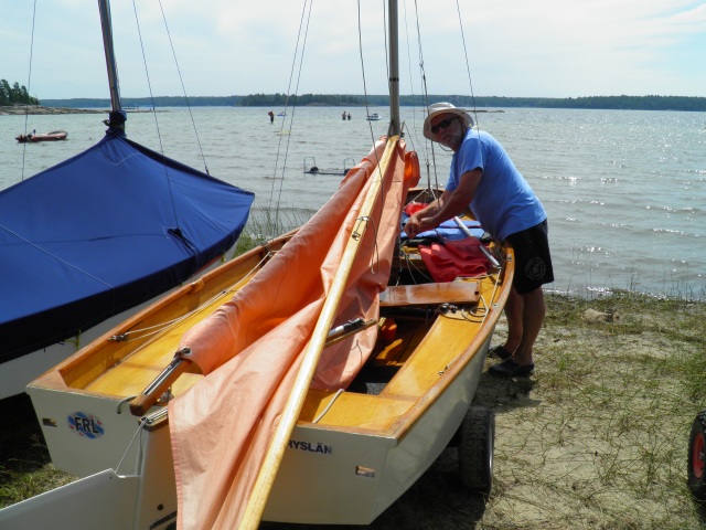 Photo: Aleid Rigs His Boat
