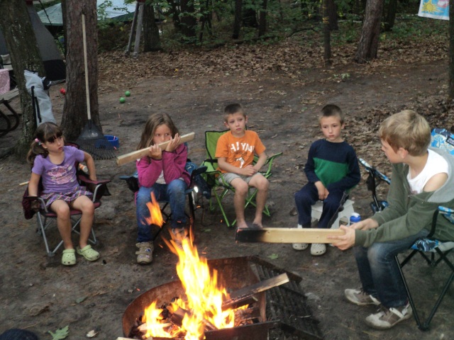 Photo: Tayja, Wyatt and Kayden Entertain Their Dutch Relatives at a Campfire